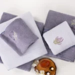 Toalla bordada «Lilac Ice»