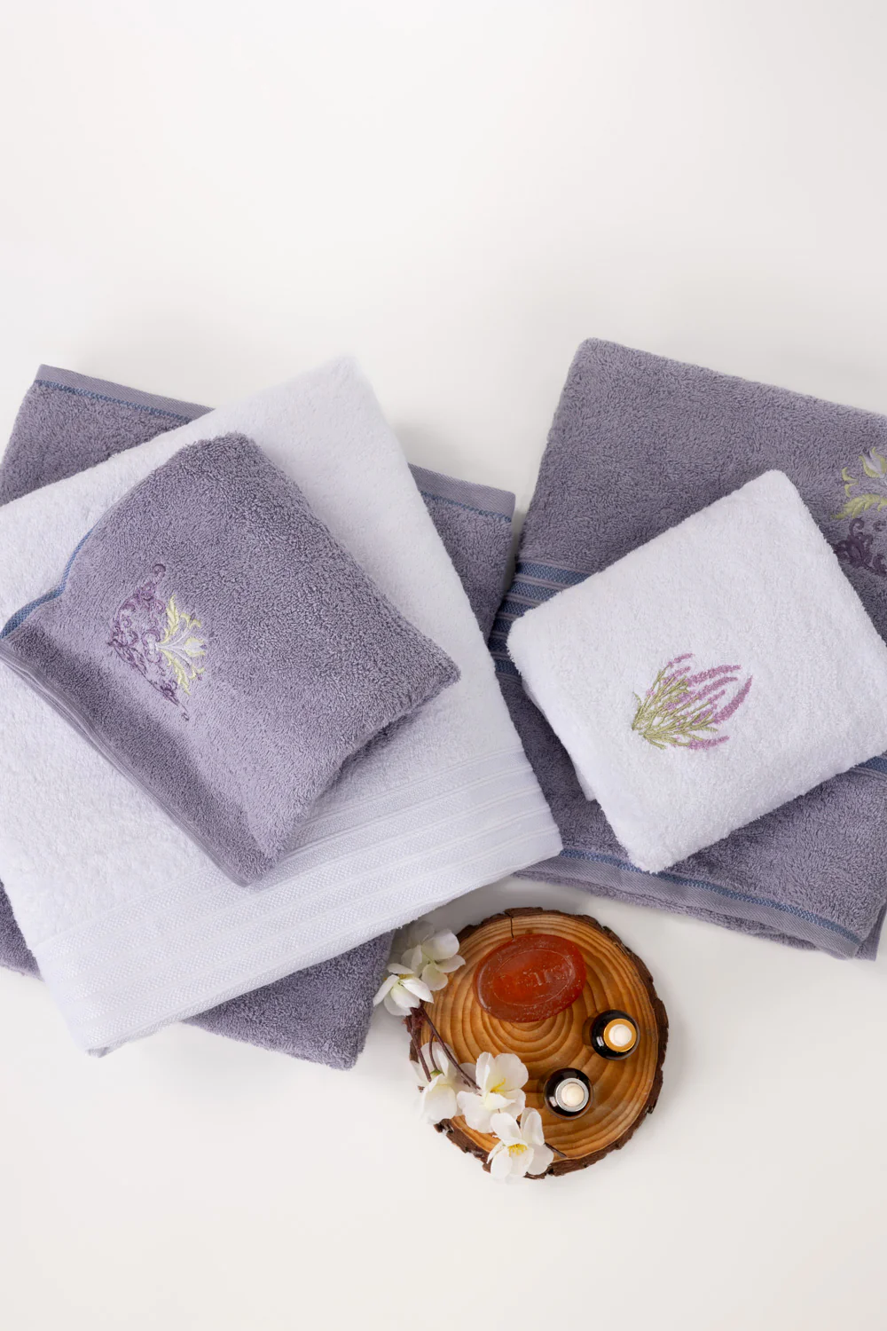 Hola 03 Lilac Ice Embroidered Towel - Imagen 1